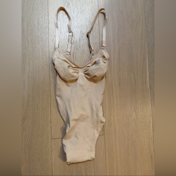 NEW SKIMS Seamless Sculpt Thong Bodysuit- color Sand (size M) - Picture 1 of 2